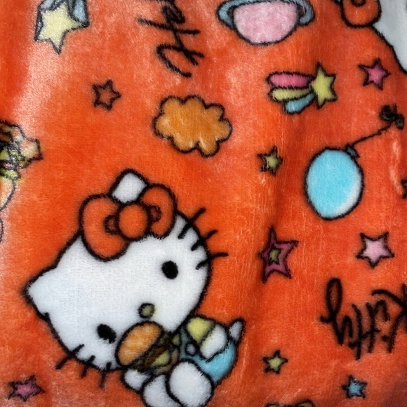 Hello Kitty Cloud Throw - Picture 5 of 5